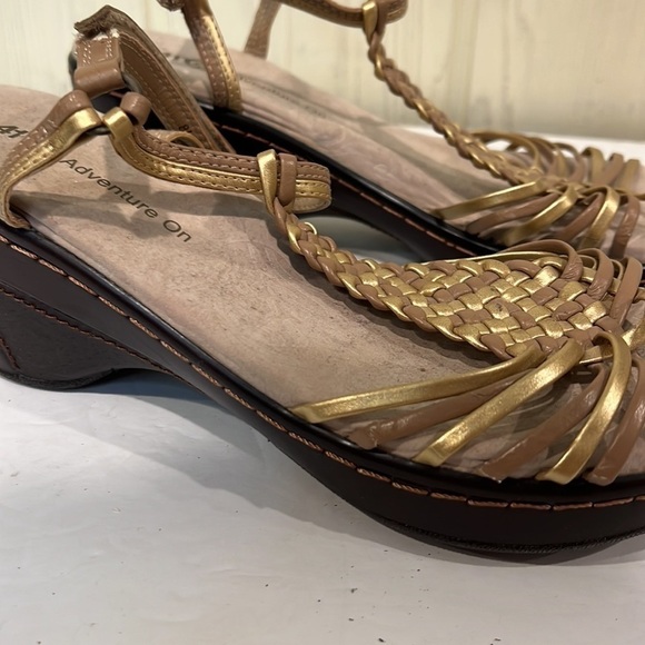 J 41 Adventure Gold Tone Wedge Sandals Size 8 - Picture 2 of 13